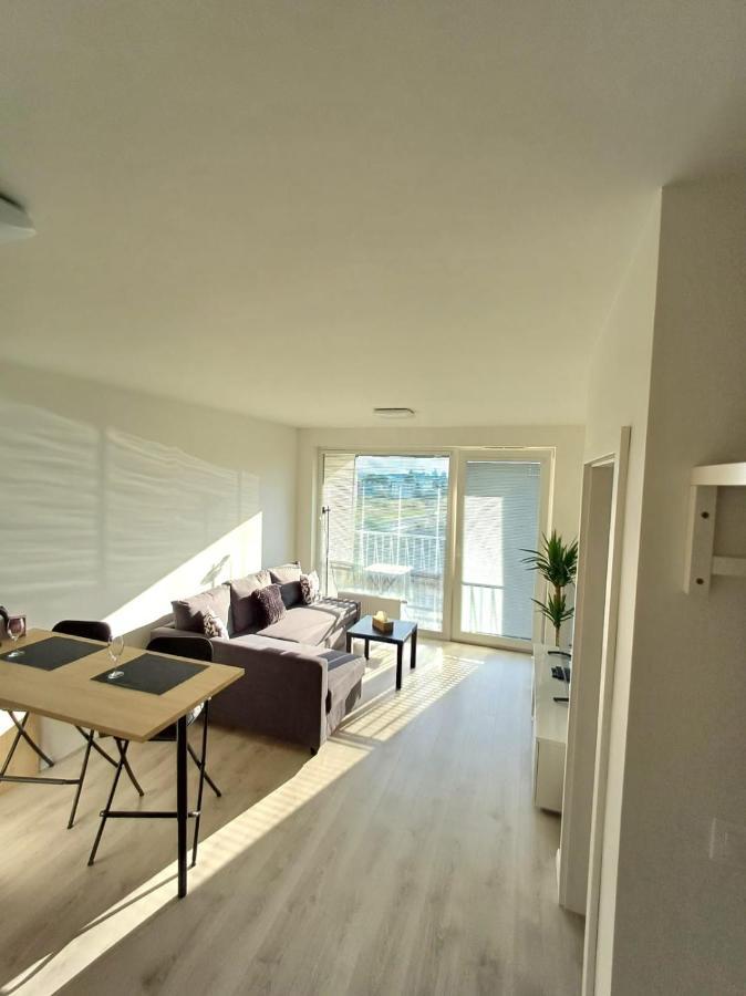 New Air-Conditioned Apartment 5 Minutes By Walk From The Airport With Free Garage Parking Bratislava Buitenkant foto