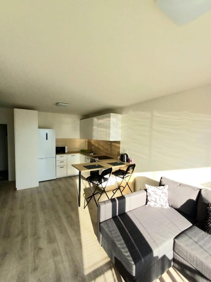 New Air-Conditioned Apartment 5 Minutes By Walk From The Airport With Free Garage Parking Bratislava Buitenkant foto