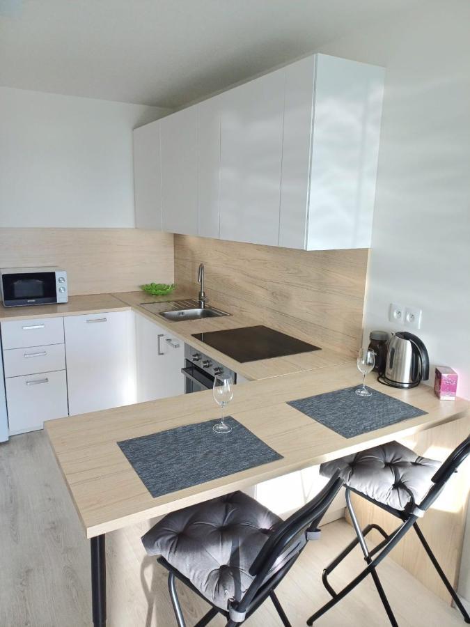 New Air-Conditioned Apartment 5 Minutes By Walk From The Airport With Free Garage Parking Bratislava Buitenkant foto