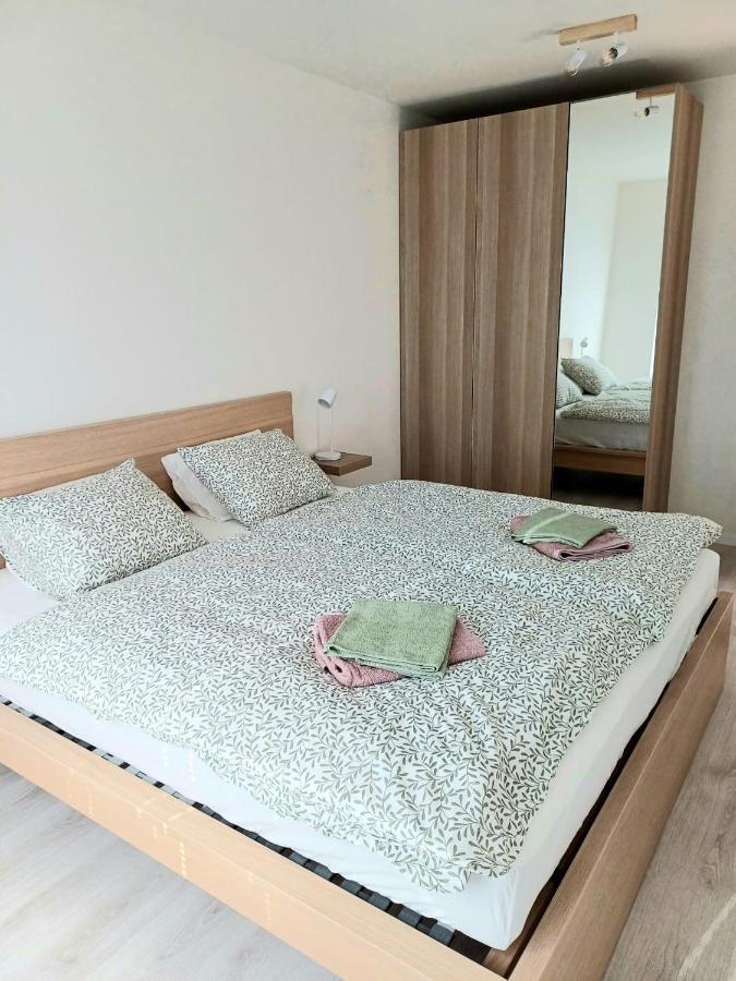 New Air-Conditioned Apartment 5 Minutes By Walk From The Airport With Free Garage Parking Bratislava Buitenkant foto