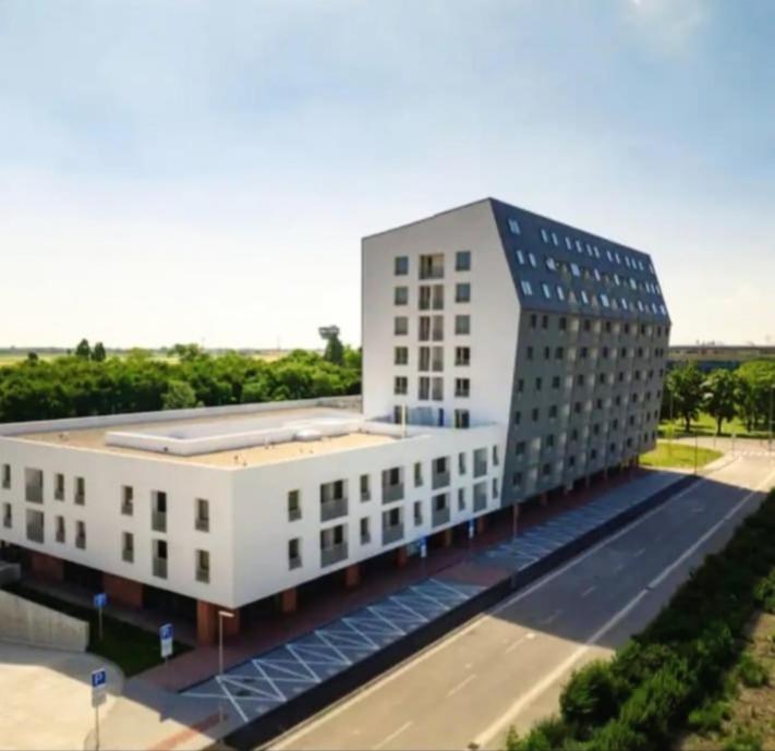 New Air-Conditioned Apartment 5 Minutes By Walk From The Airport With Free Garage Parking Bratislava Buitenkant foto