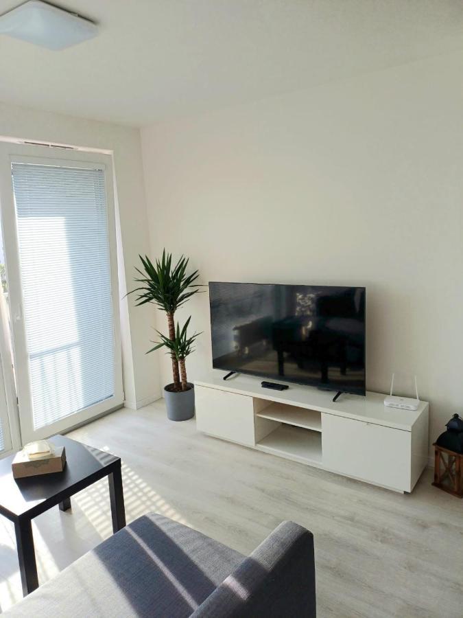 New Air-Conditioned Apartment 5 Minutes By Walk From The Airport With Free Garage Parking Bratislava Buitenkant foto